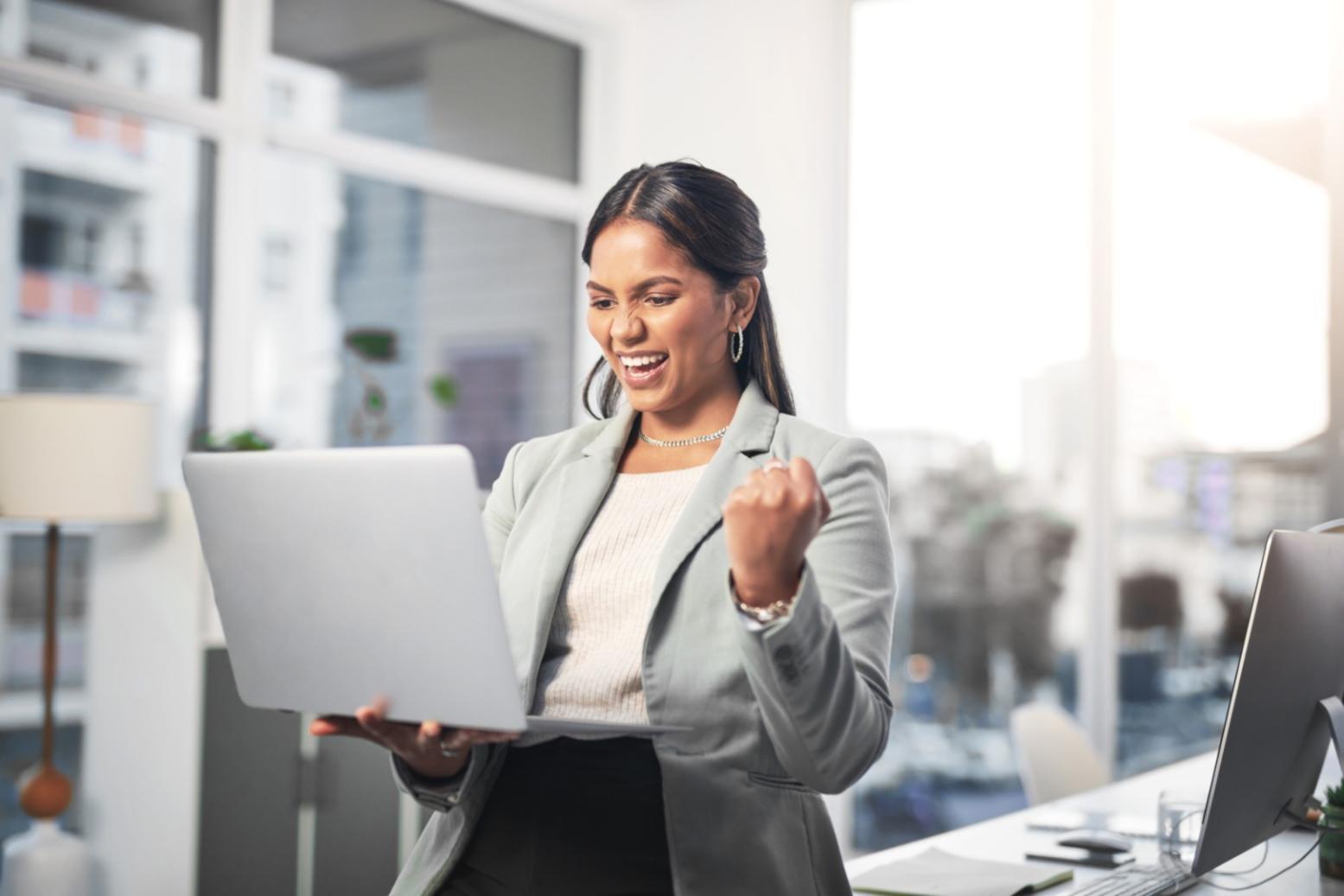 Deelnemer werkt aan budgetpresentatie achter laptop